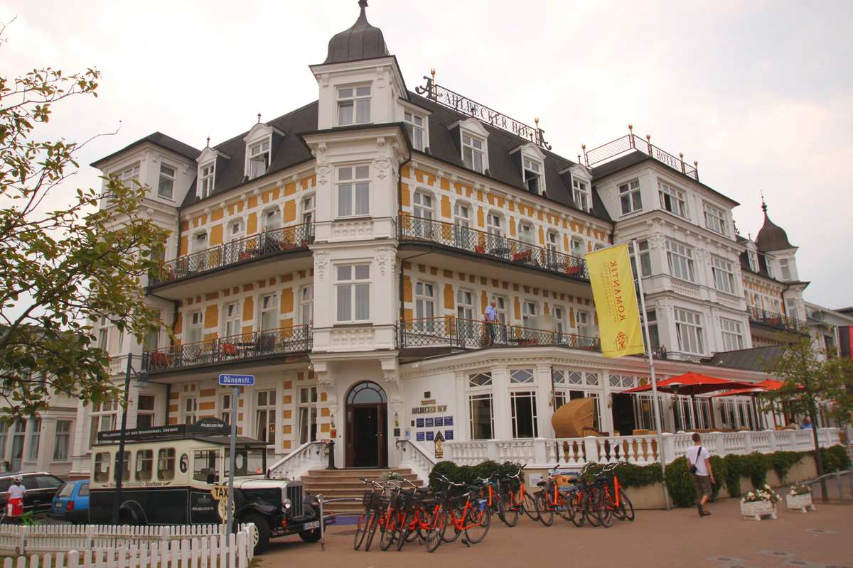 Historische Außenansicht von SEETELHOTEL Ahlbecker Hof, aufgenommen 2013. Heutige Ausstattung kann abweichen.