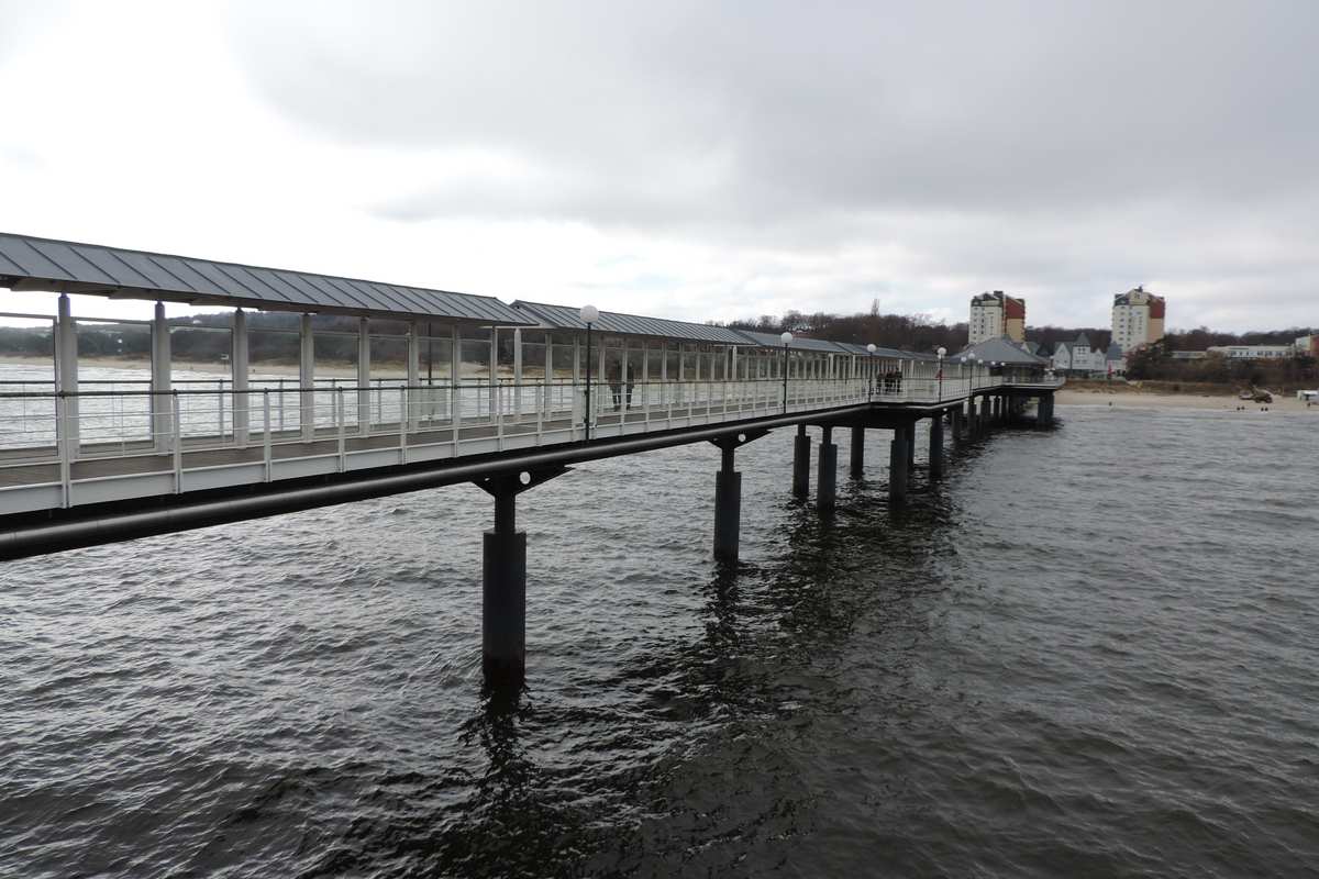 Die Seebrücke von Heringsdorf über der Ostsee mit Blick zum Strand