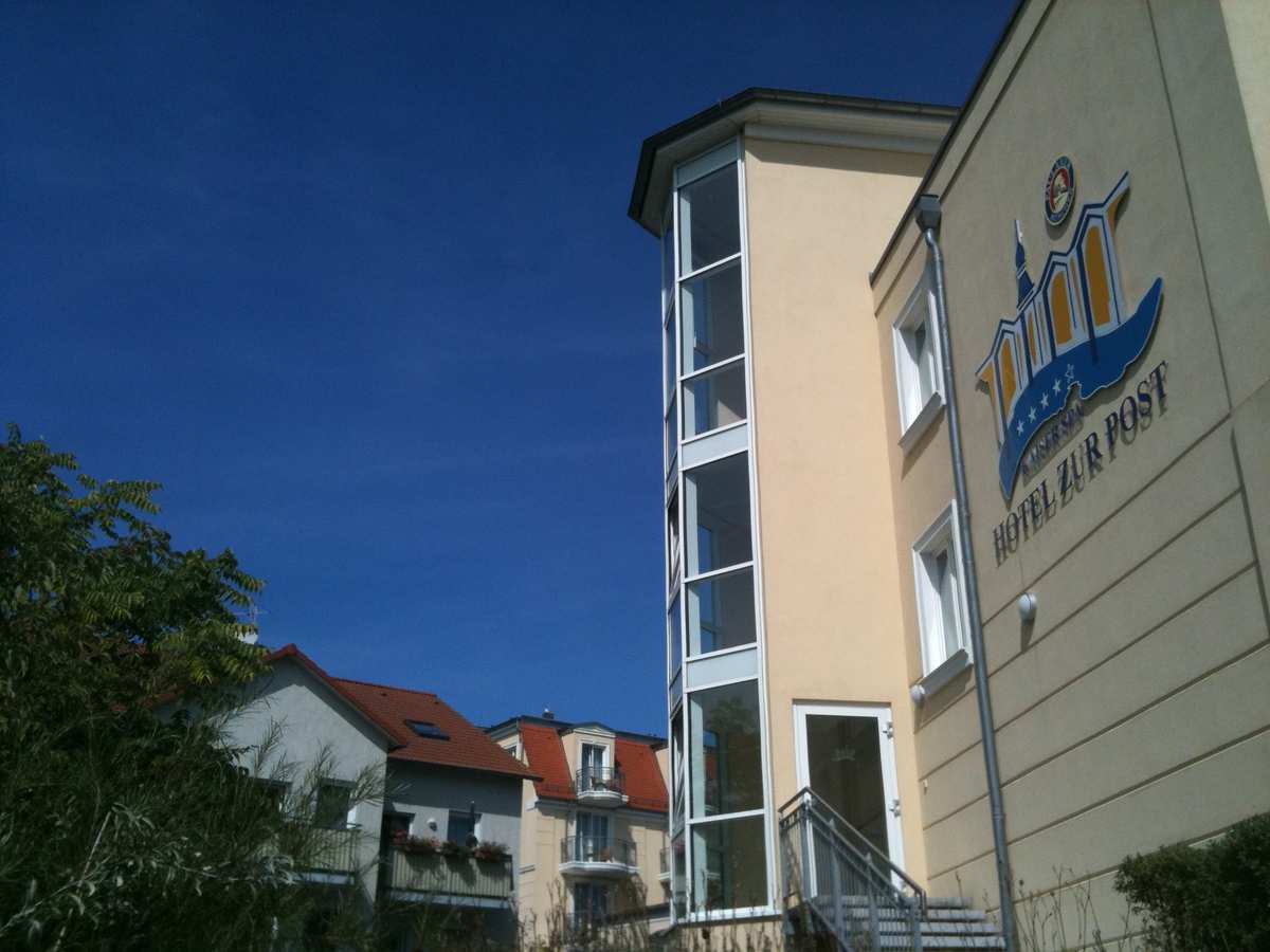 Historische Außenansicht von Hotel zur Post Bansin, spätestens 2011 aufgenommen. Heutige Ausstattung kann abweichen.