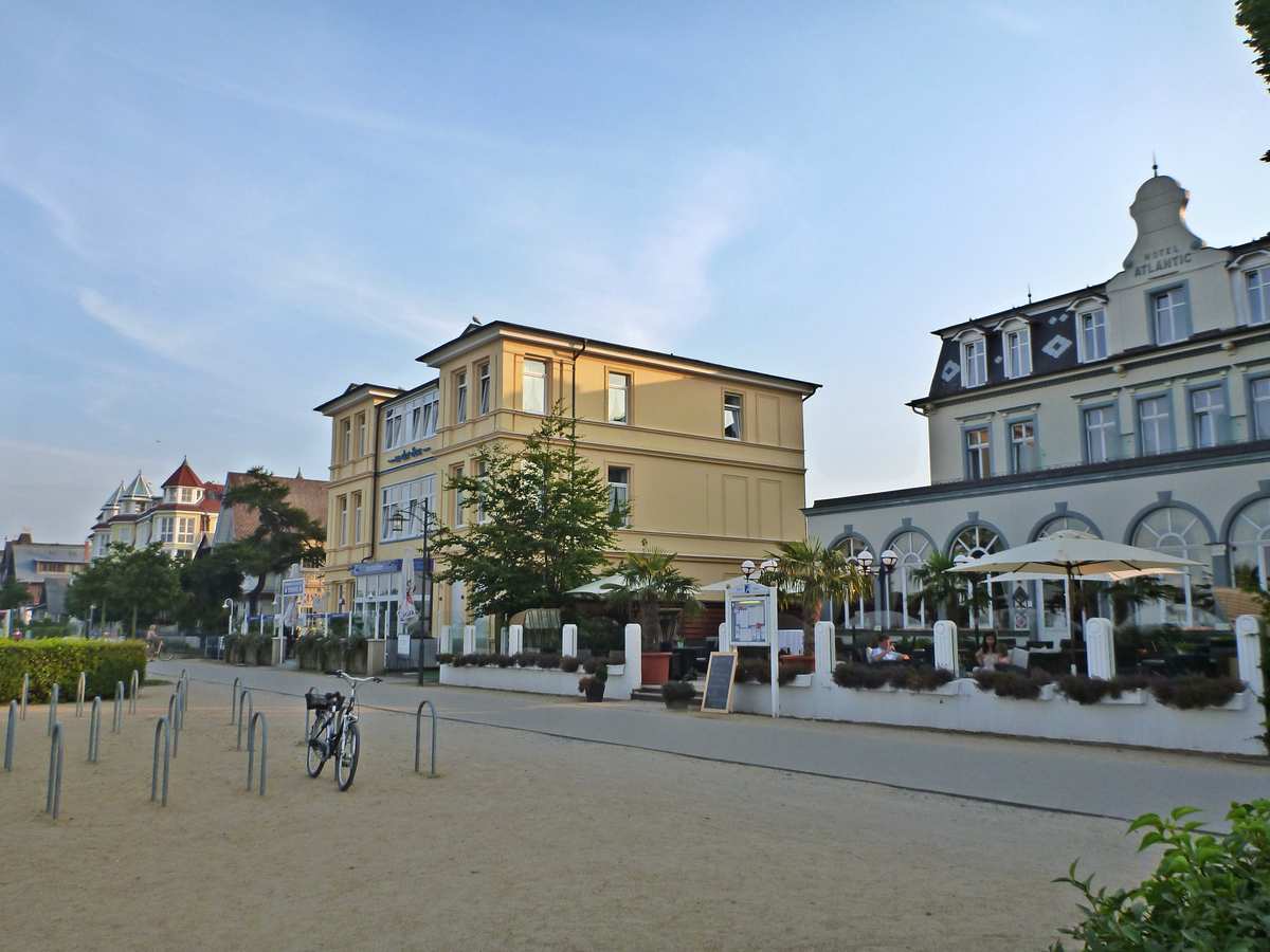 Strandpromenade in Bansin, aufgenommen 2012. Das Bild zeigt die Umgebung, nicht das Kaiserstrand Beachhotel.